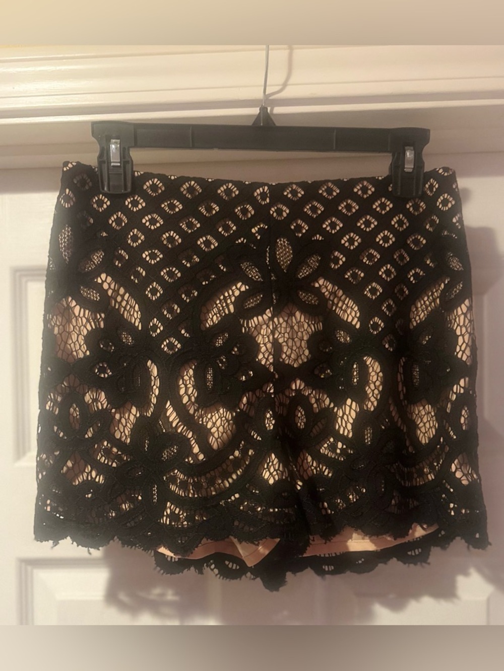 NWOT Womens BARDOT Festival Boho Coachella Black Lace Overlay Tan Floral Short 6